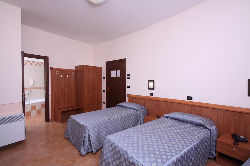 Hotel Ristorante La Bilancia Loreto Aprutino Szoba fotó