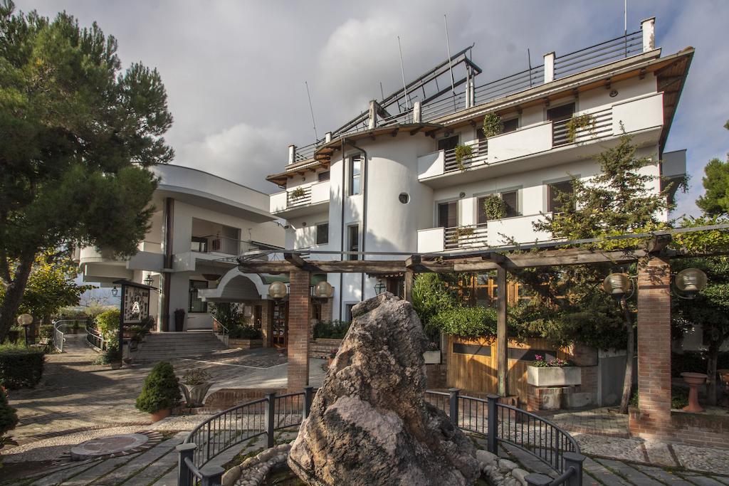 Hotel Ristorante La Bilancia Loreto Aprutino Kültér fotó