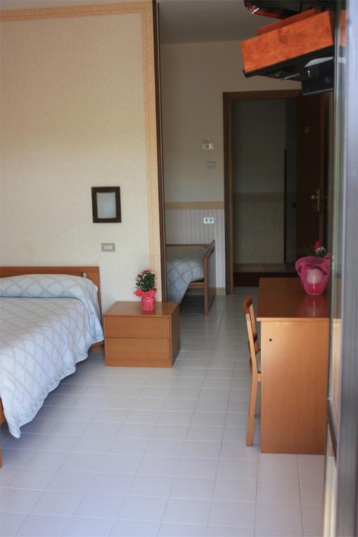 Hotel Ristorante La Bilancia Loreto Aprutino Szoba fotó