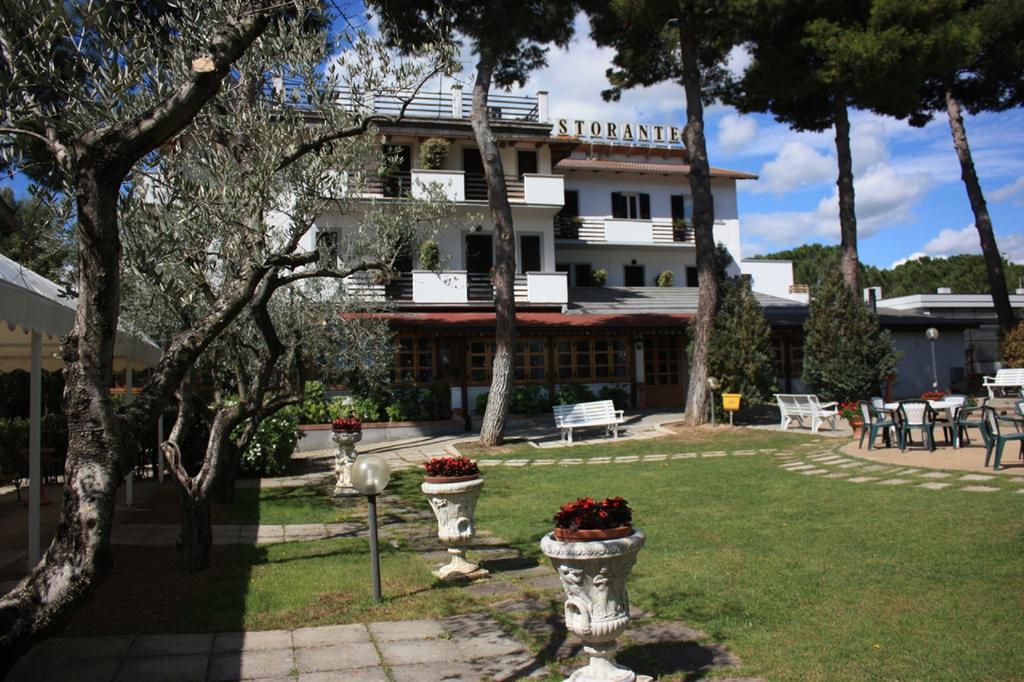 Hotel Ristorante La Bilancia Loreto Aprutino Kültér fotó